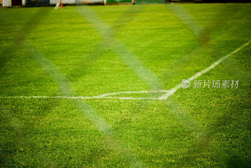 足球或足球场通过模糊的围栏