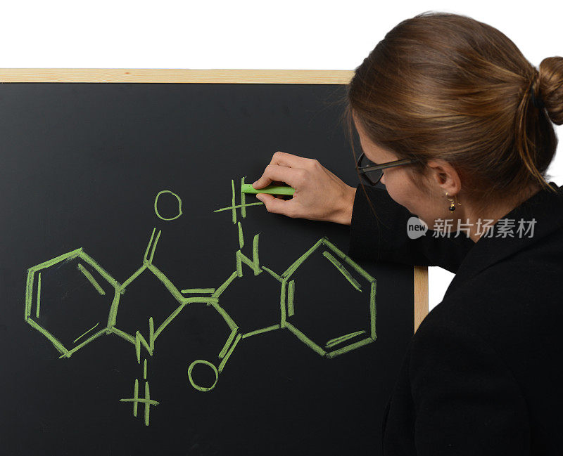 老师用黑色黑板上的糖分子