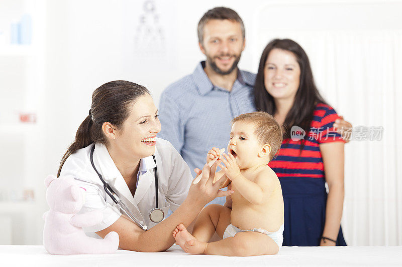 儿科医生与婴儿病人