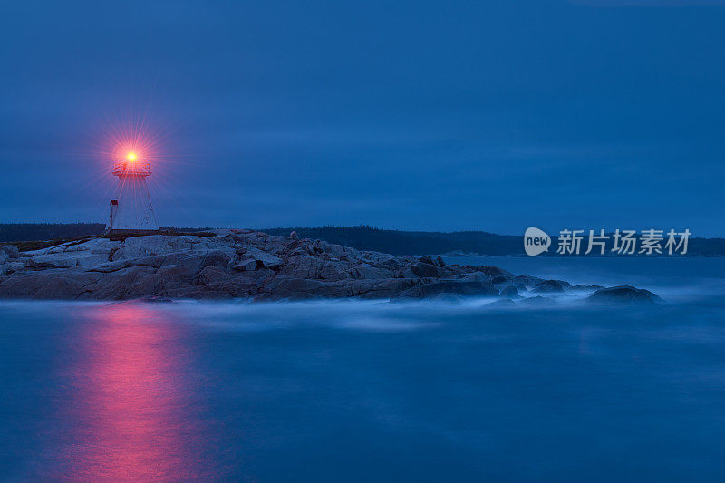 阴暗的夜晚的灯塔