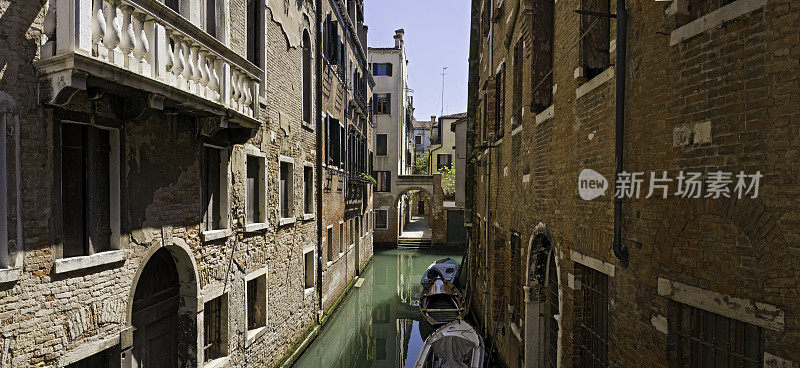 威尼斯安静的运河，阳台