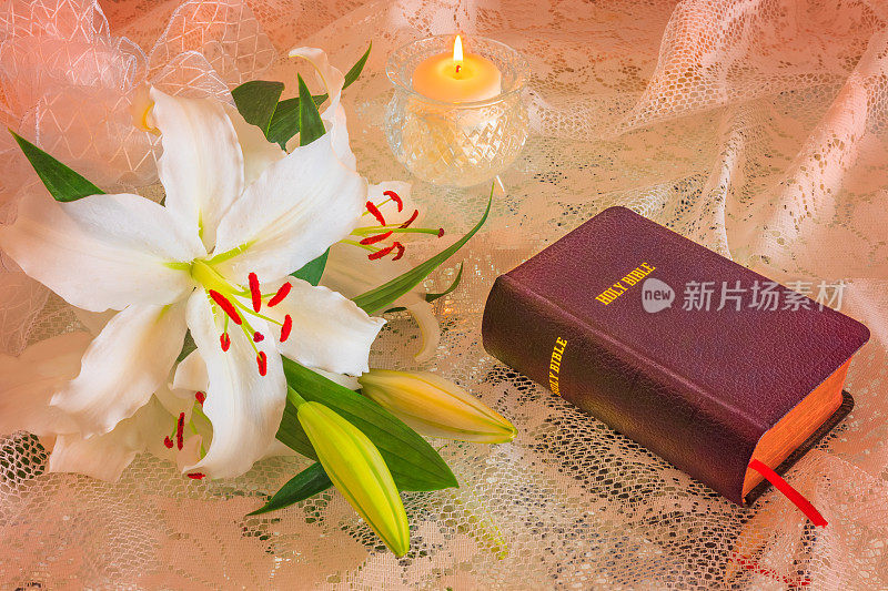 《圣经》旁的白色百合，花边蜡烛(P)
