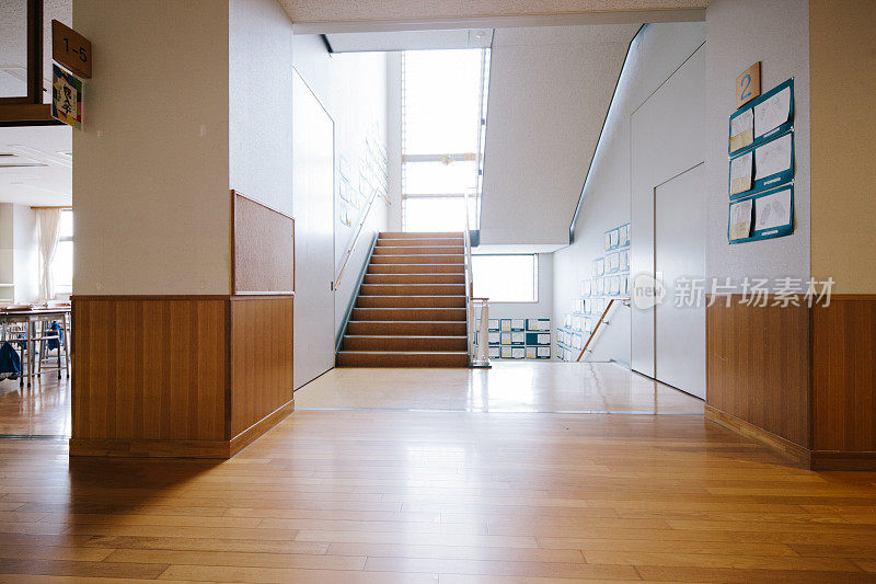 日本的高中。楼梯和走廊，当代建筑，日本