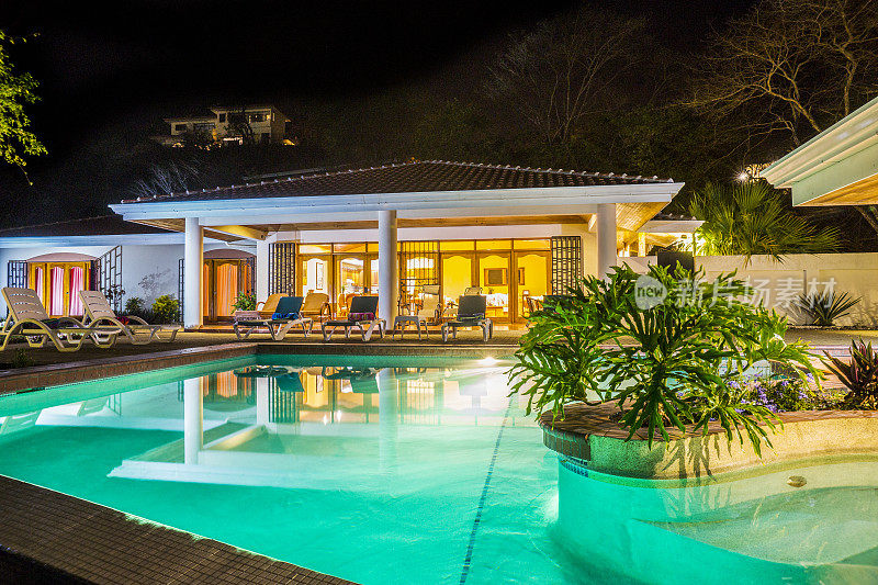 哥斯达黎加瓜纳卡斯特的游泳池和别墅