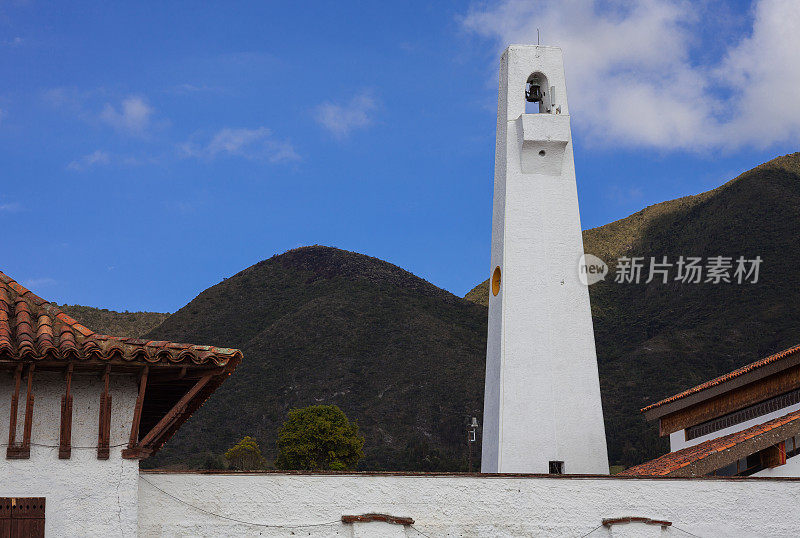 哥伦比亚，瓜达维塔:广场上的教堂钟楼;殖民地风格建筑