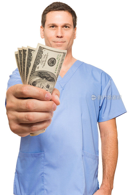 医生与现金百元钞票孤立在白色背景