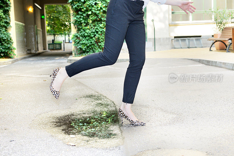 女人踏过水坑