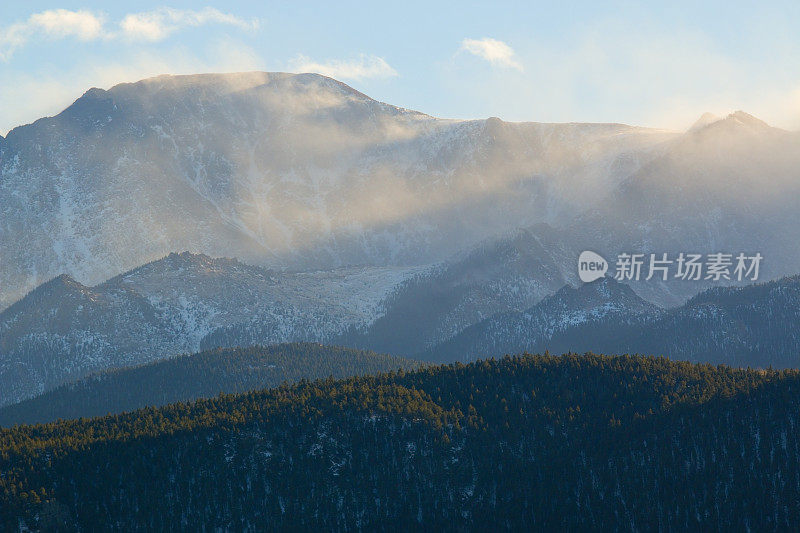 科罗拉多州派克峰上的冬季风暴和大风