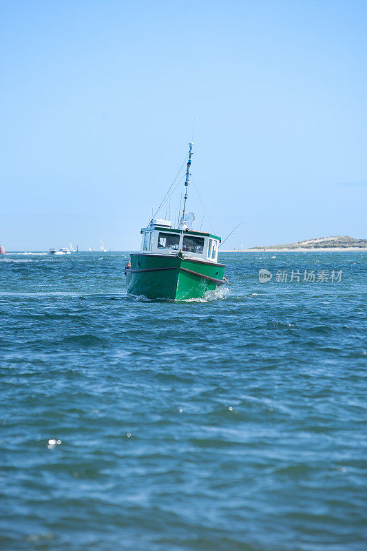 蓝色海面上的小渔船