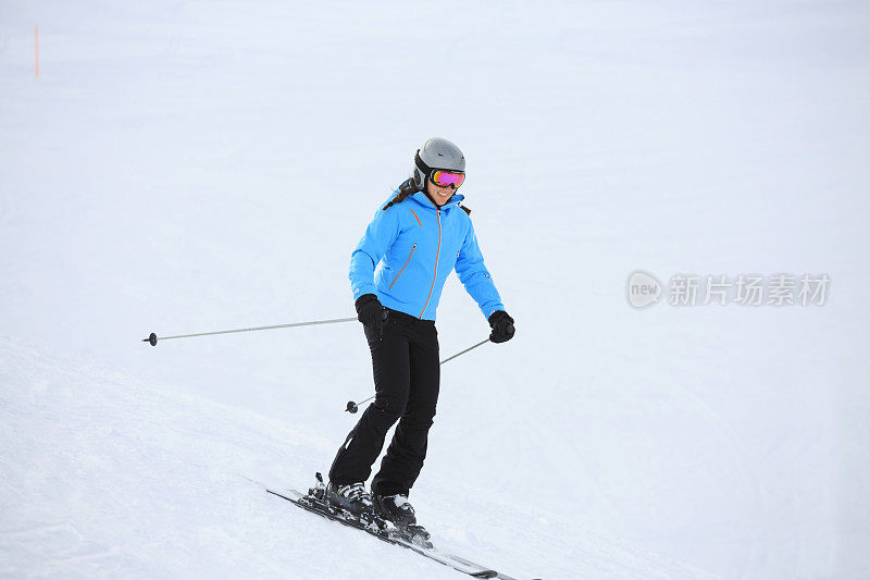 快乐微笑的年轻女子滑雪滑雪者滑雪胜地