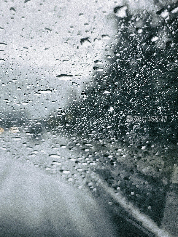 在雨天开车