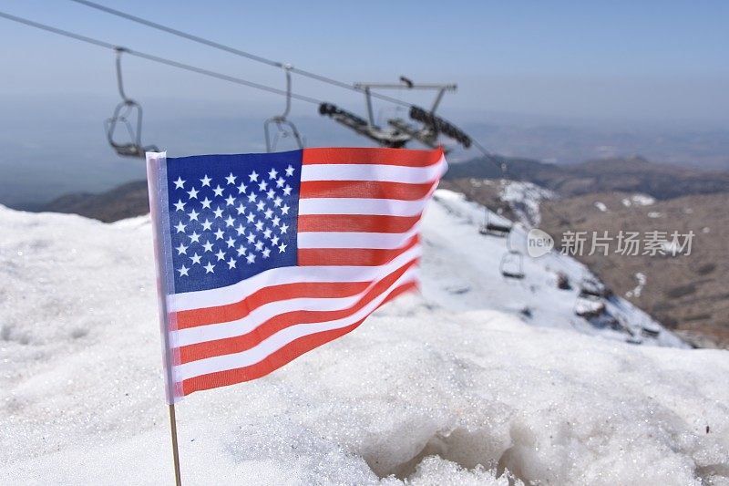 美国国旗在雪中