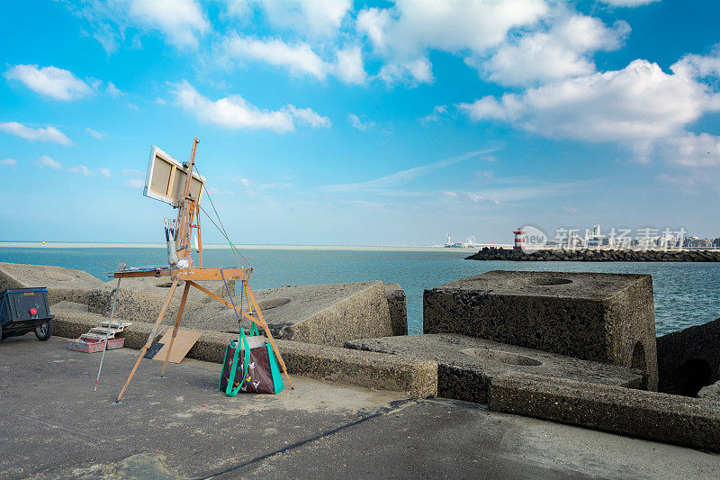 一个艺术家画海牙海滩的画架