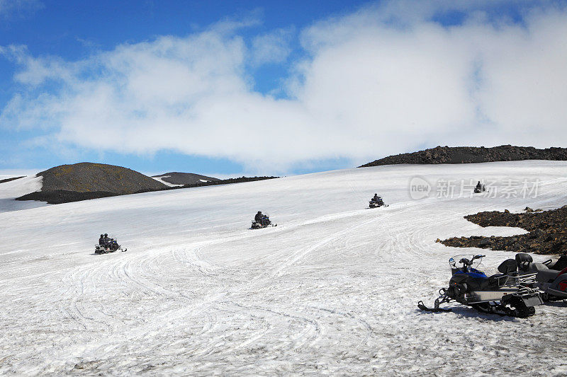 冰岛Mýrdalsjökull冰川上的雪地摩托车