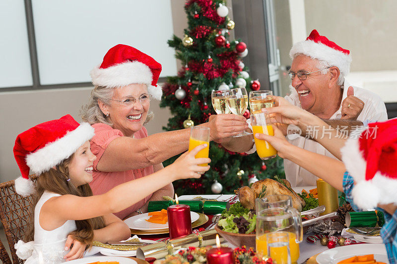 孩子们和祖父母们在圣诞期间喝果汁