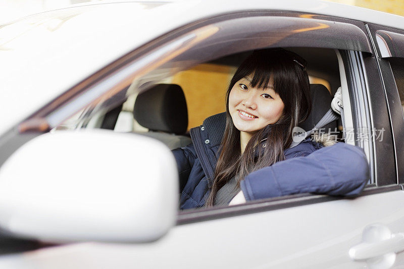 漂亮的日本女人开车