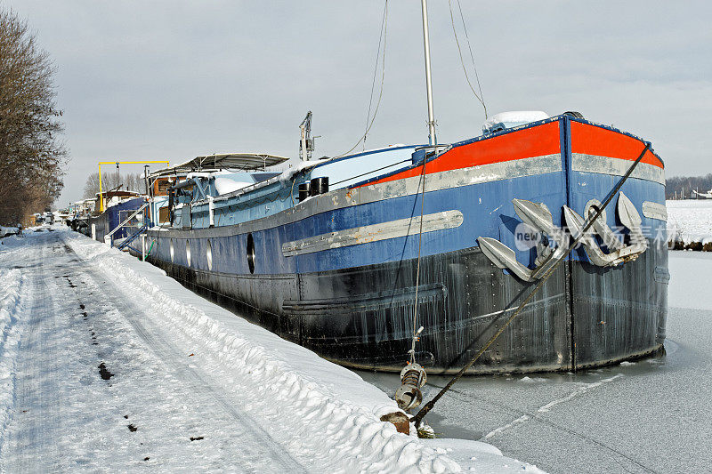 法国-在冻结的马恩-莱茵河运河上的驳船