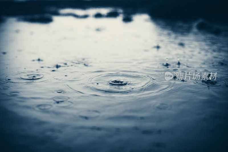 湖面上的雨