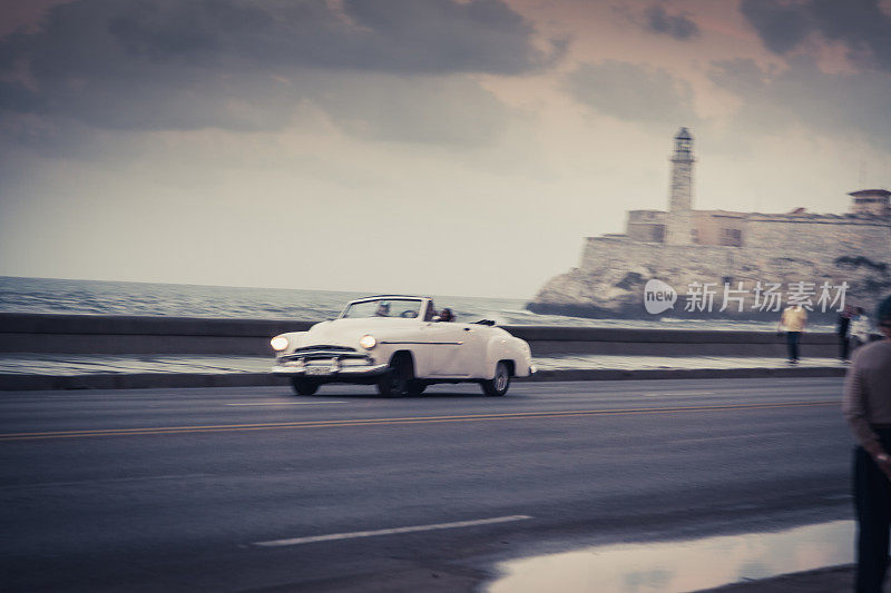古巴哈瓦那Malecon上的一辆老爷车