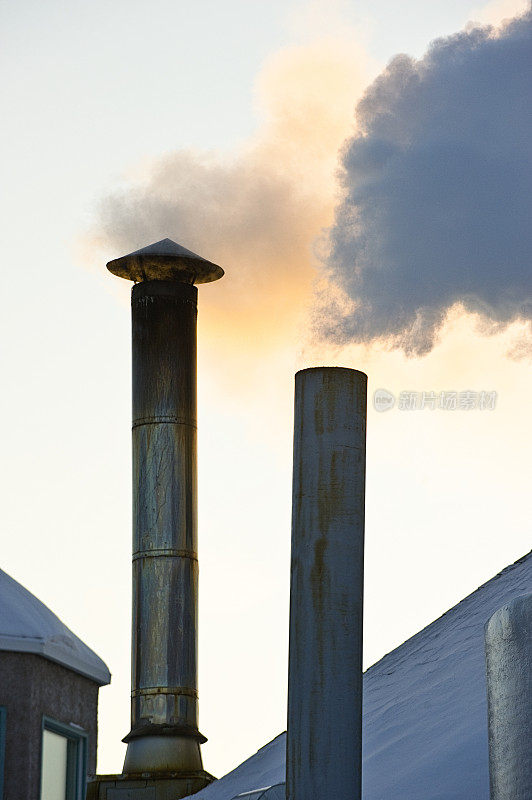 加拿大西北地区耶洛奈夫，零下40度家庭炉冒烟。