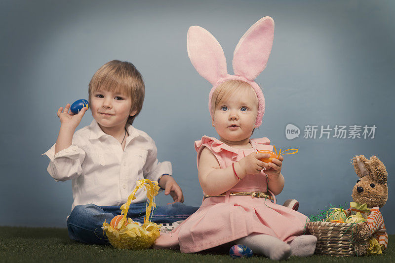 可爱的男孩和女孩和复活节彩蛋
