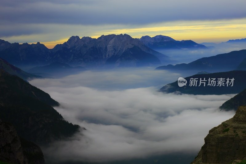 田园诗般的勃朗峰阿尔卑斯景观日出之上的云和山谷