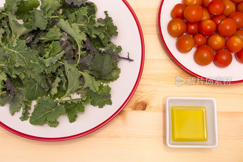 健康沙拉，甘蓝，西红柿和橄榄油