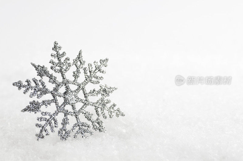 圣诞雪花装饰在雪花的背景上