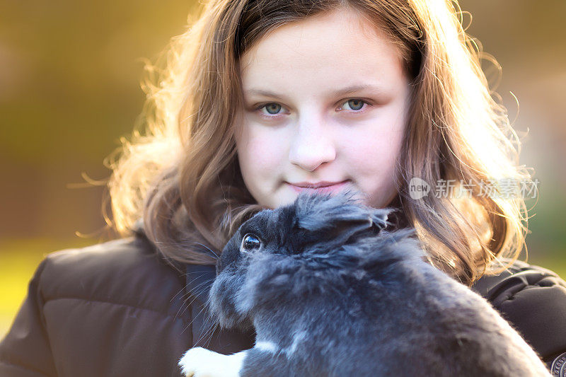 女孩和兔子