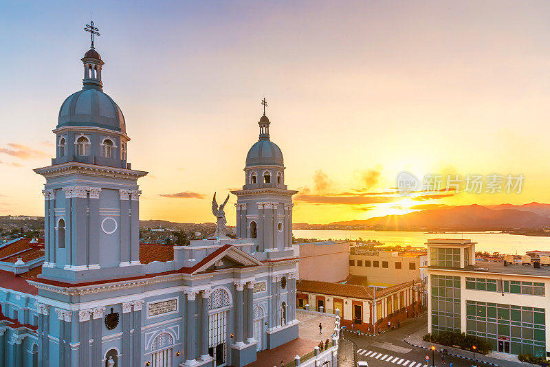 圣地亚哥德古巴的全景，大教堂和海湾