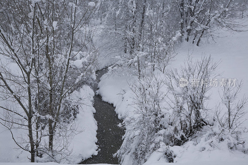 冬天的雪和小溪