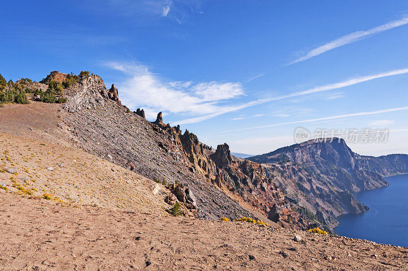 火山口湖边缘景观