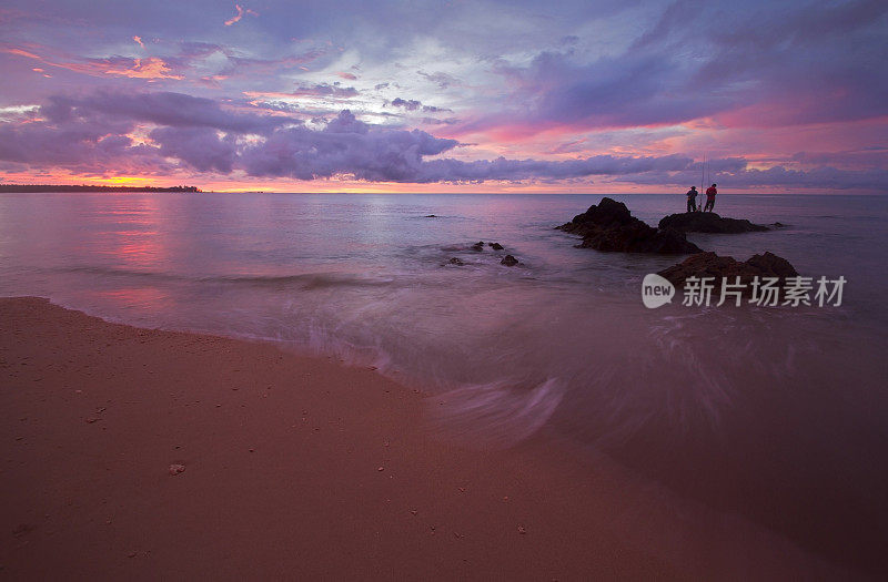 黄昏海上钓鱼