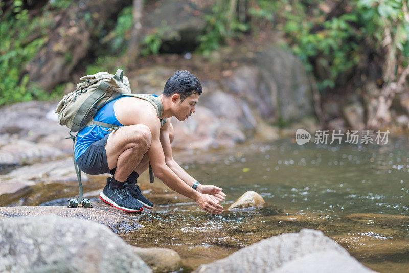 年轻的亚洲男子在热带森林夏季跑步健身