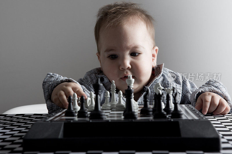 小男孩在下棋