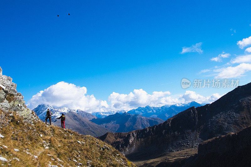 徒步旅行者在山里徒步旅行