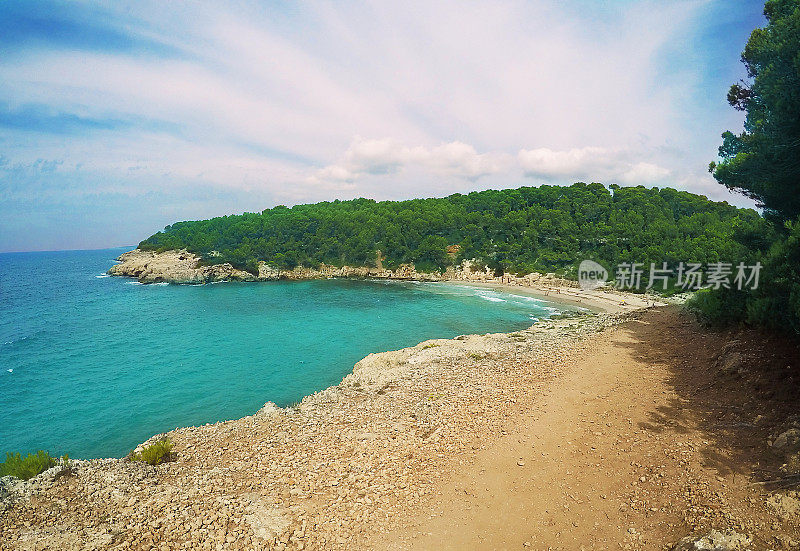 蔚蓝的天空映衬着美丽的地中海岩石海滩