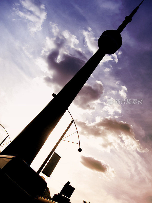 多伦多-加拿大国家电视塔的黄昏剪影。