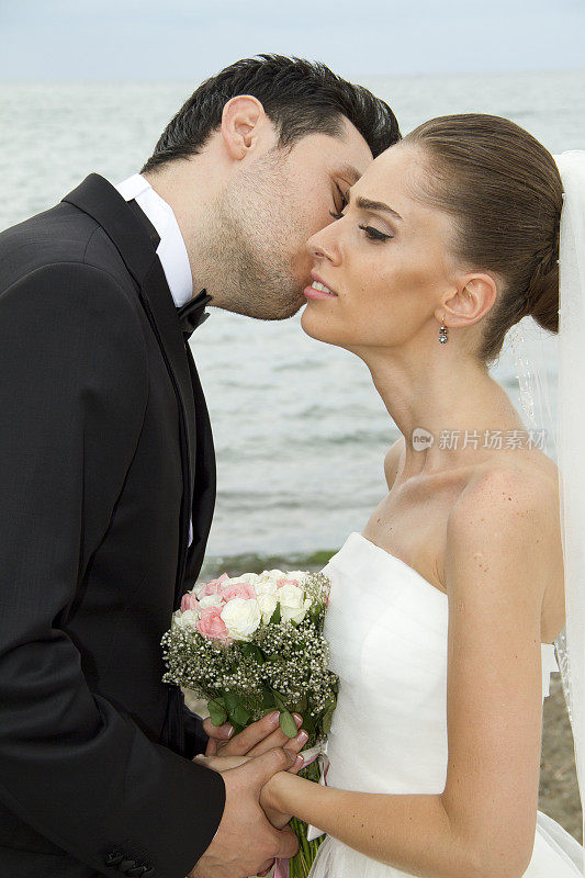 新娘和新郎的婚礼亲吻