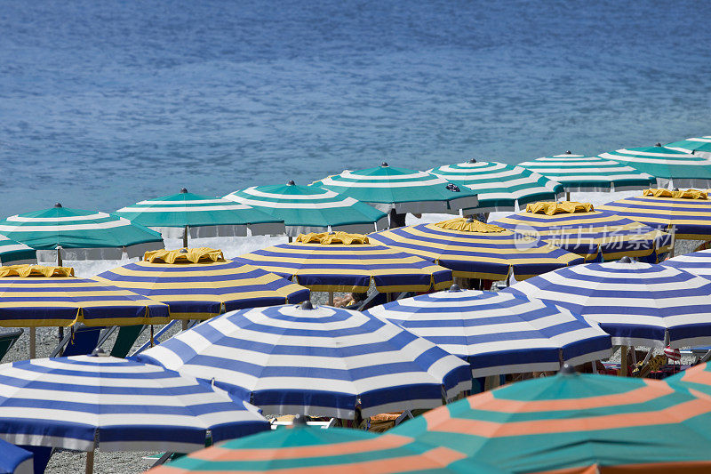 蓝色的海水和遮阳伞