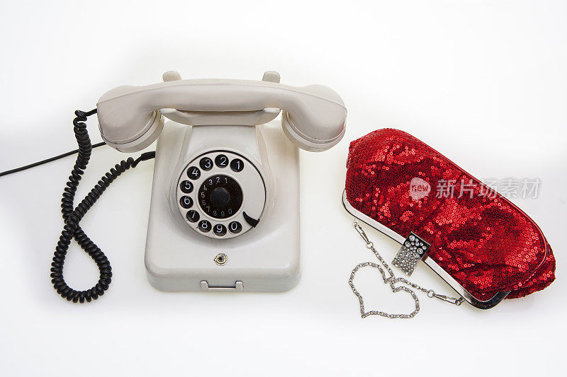 复古的白色电话与红色的包