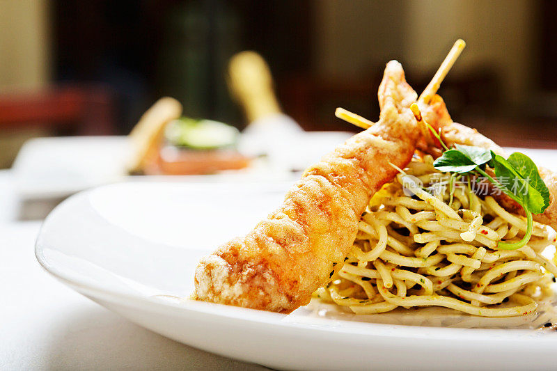 天妇罗风格的大虾和面条是一道优雅的餐厅开胃菜