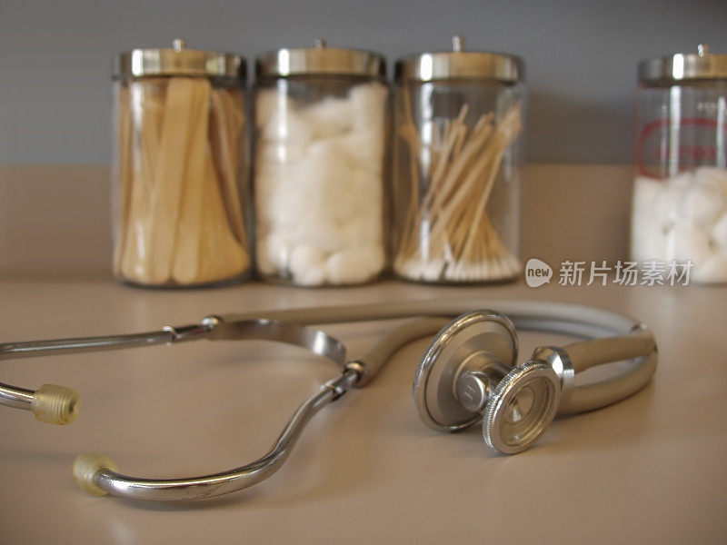 听诊器和玻璃罐(交替使用)