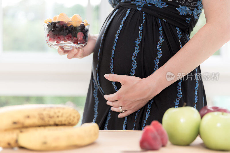孕妇展示新鲜水果