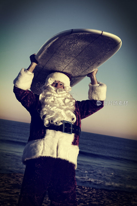 圣诞老人和冲浪板在圣地亚哥海滩度假