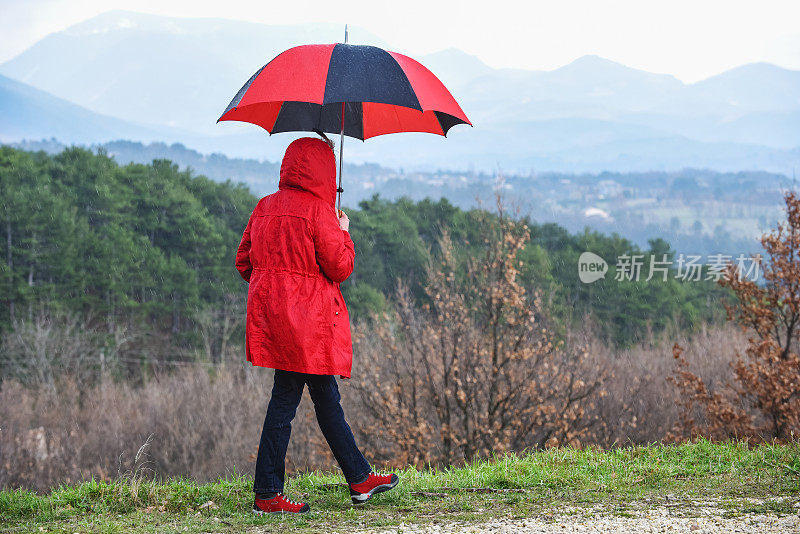 在雨中行走的女人