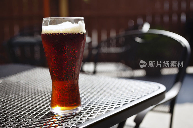 酒吧啤酒杯在外面酒吧露台桌子
