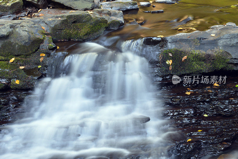 特拉华水峡的瀑布