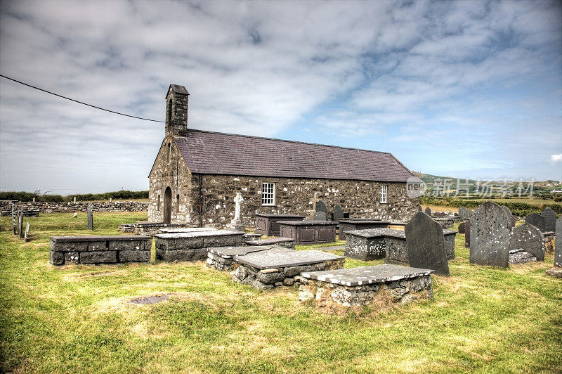 古老的石头教堂在遥远的威尔士海角