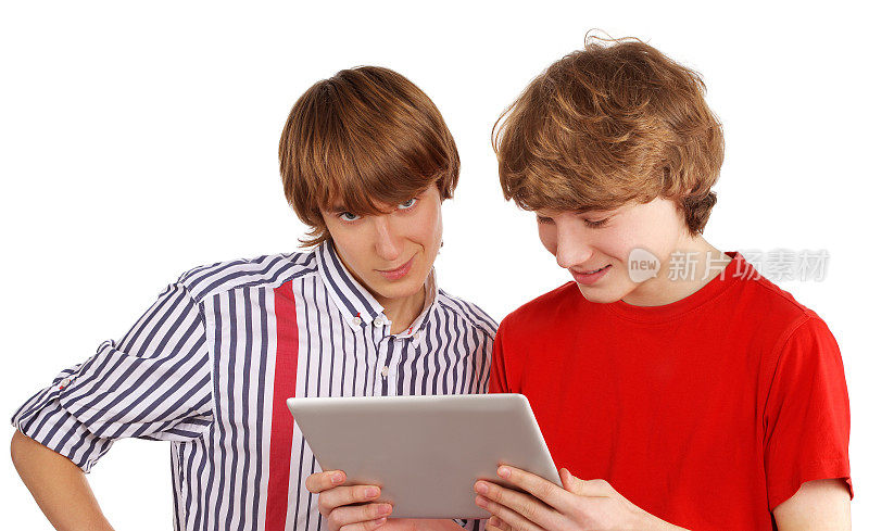 两个十几岁的男孩在用平板电脑